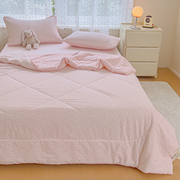 91家纺网 家纺一手货源 找家纺 几禾 2026新款云感双层纱7A抗菌夏被四件套系列-栀夏系列 栀夏-樱桃奶球