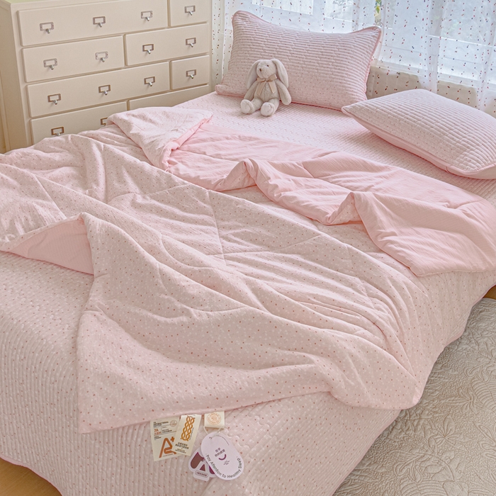 91家纺网 家纺一手货源 找家纺 几禾 2026新款云感双层纱7A抗菌夏被四件套系列-栀夏系列 栀夏-樱桃奶球