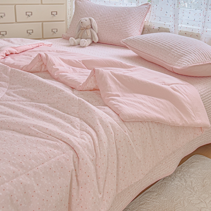 91家纺网 家纺一手货源 找家纺 几禾 2026新款云感双层纱7A抗菌夏被四件套系列-栀夏系列 栀夏-樱桃奶球