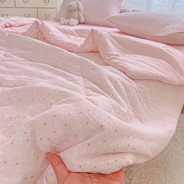 91家纺网 家纺一手货源 找家纺 几禾 2026新款云感双层纱7A抗菌夏被四件套系列-栀夏系列 栀夏-樱桃奶球