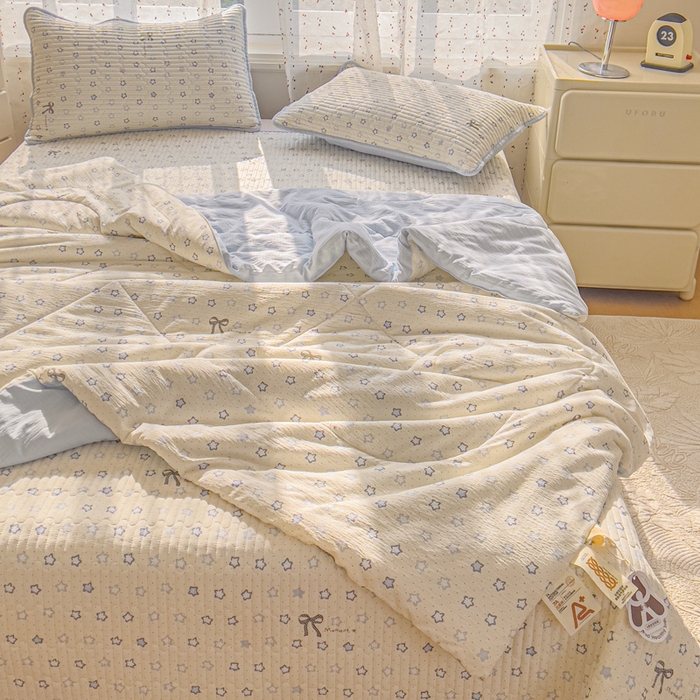 91家纺网 家纺一手货源 找家纺 几禾 2026新款云感双层纱7A抗菌夏被四件套系列-栀夏系列 栀夏-摘星