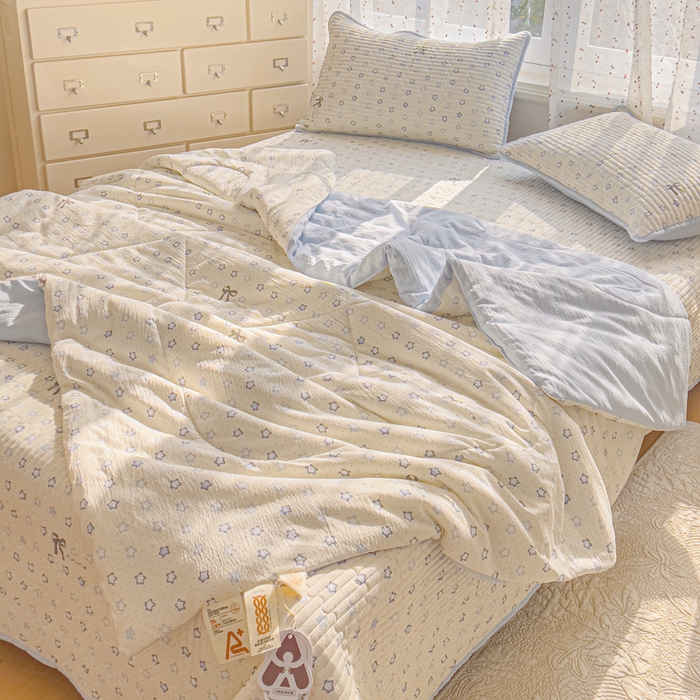 91家纺网 家纺一手货源 找家纺 几禾 2026新款云感双层纱7A抗菌夏被四件套系列-栀夏系列 栀夏-摘星