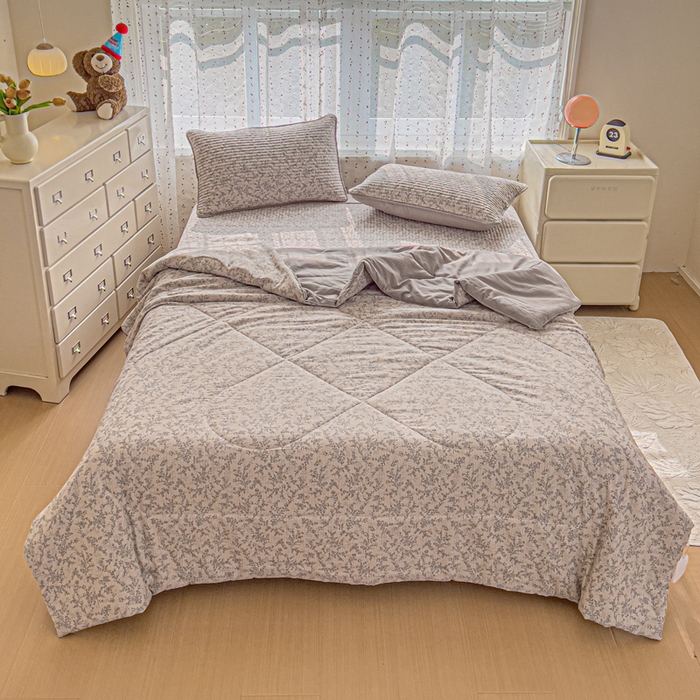 91家纺网 家纺一手货源 找家纺 几禾 2026新款云感双层纱7A抗菌夏被四件套系列-栀夏系列 栀夏-竹韵花语