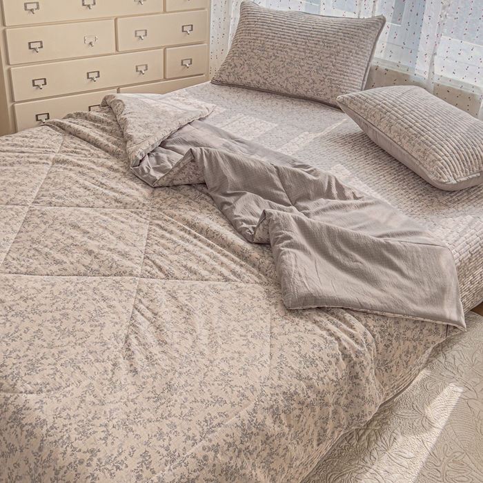 91家纺网 家纺一手货源 找家纺 几禾 2026新款云感双层纱7A抗菌夏被四件套系列-栀夏系列 栀夏-竹韵花语