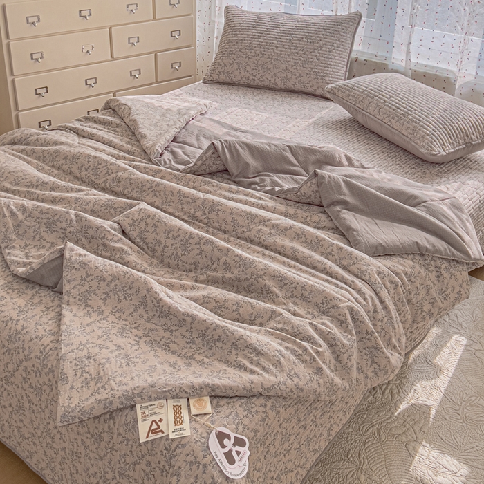 91家纺网 家纺一手货源 找家纺 几禾 2026新款云感双层纱7A抗菌夏被四件套系列-栀夏系列 栀夏-竹韵花语