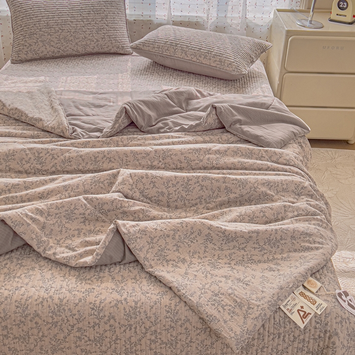 91家纺网 家纺一手货源 找家纺 几禾 2026新款云感双层纱7A抗菌夏被四件套系列-栀夏系列 栀夏-竹韵花语