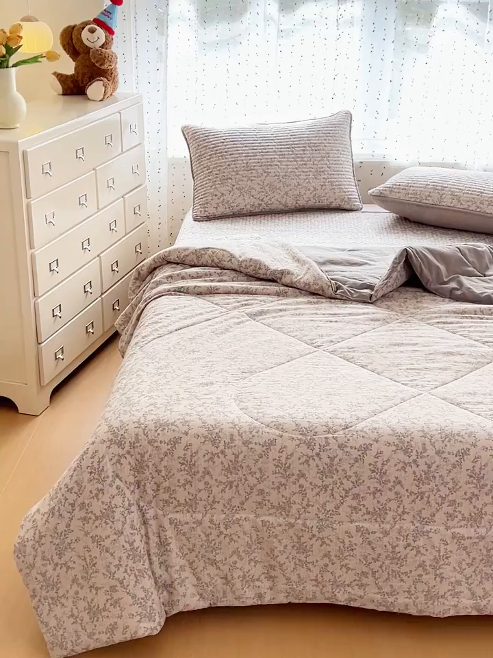 91家纺网 家纺一手货源 找家纺 几禾 2026新款云感双层纱7A抗菌夏被四件套系列-栀夏系列 栀夏-竹韵花语