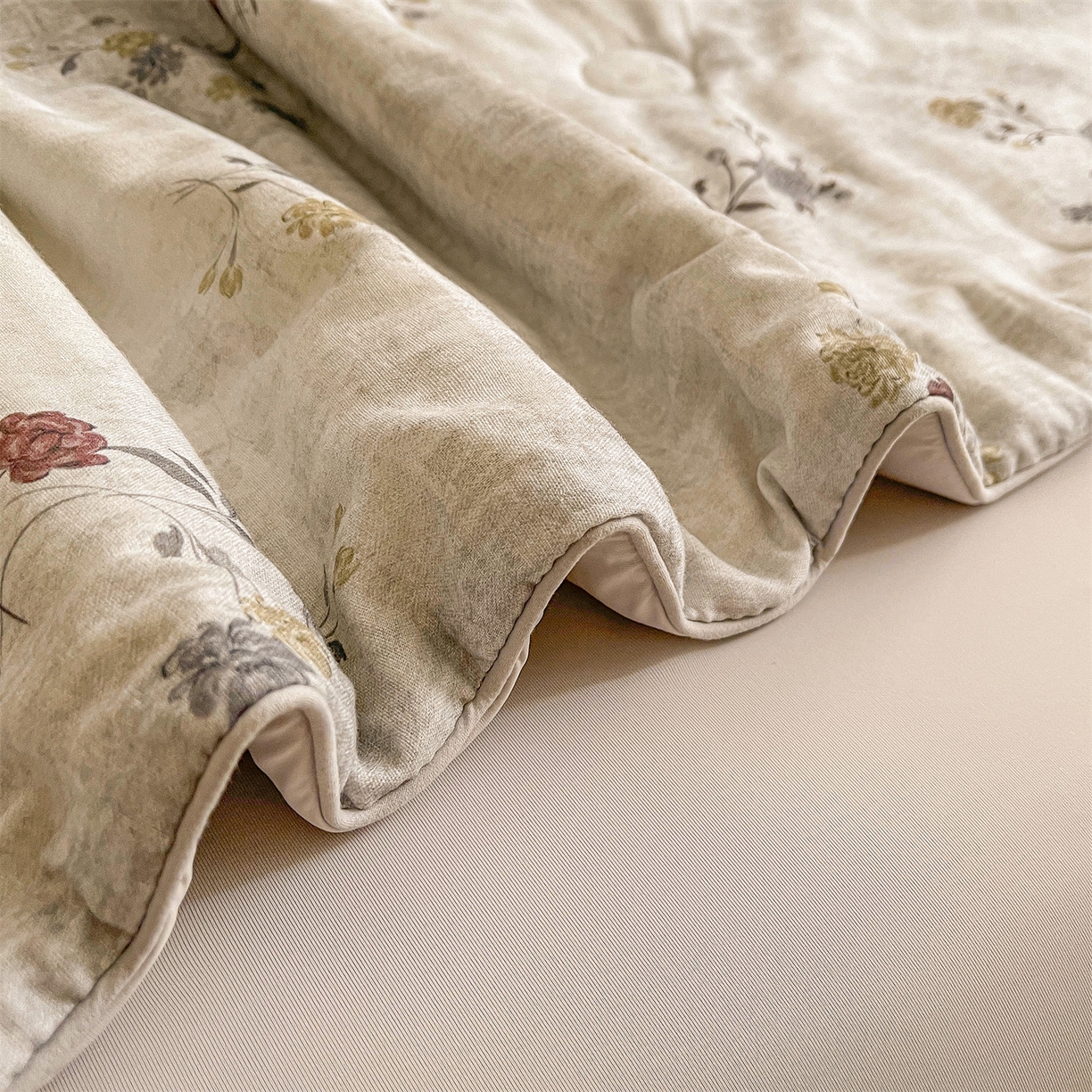 91家纺网 家纺一手货源 找家纺 小禹仔家纺 2026新款A类印花双层纱凉感大豆夏被 山茶野