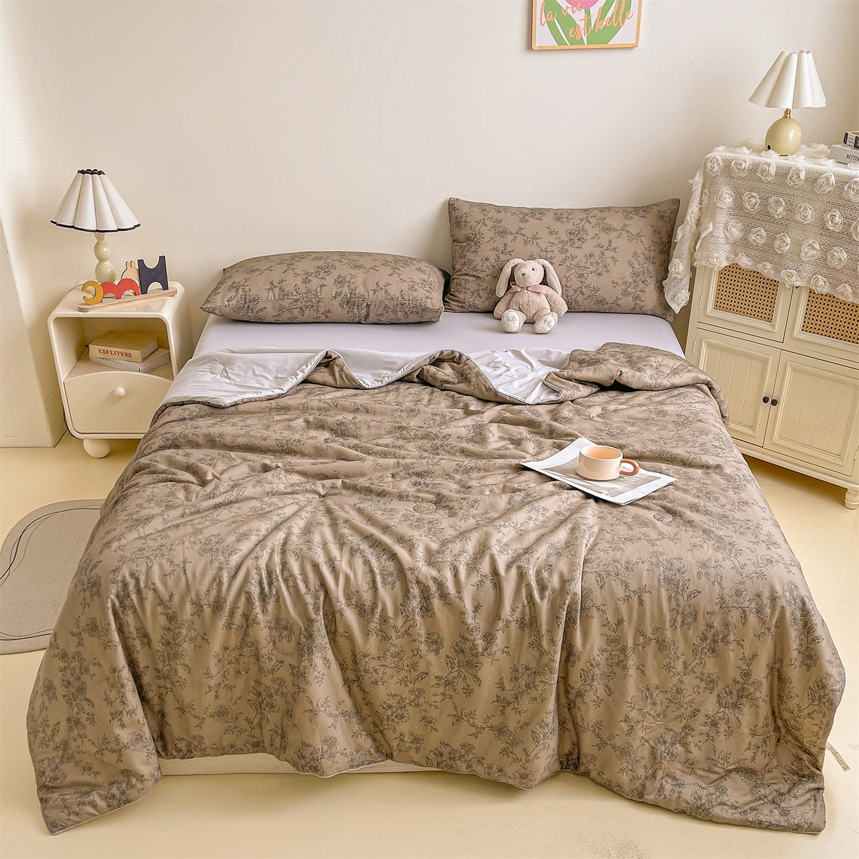 91家纺网 家纺一手货源 找家纺 小禹仔家纺 2026新款A类印花双层纱凉感大豆夏被 素描山樱-咖