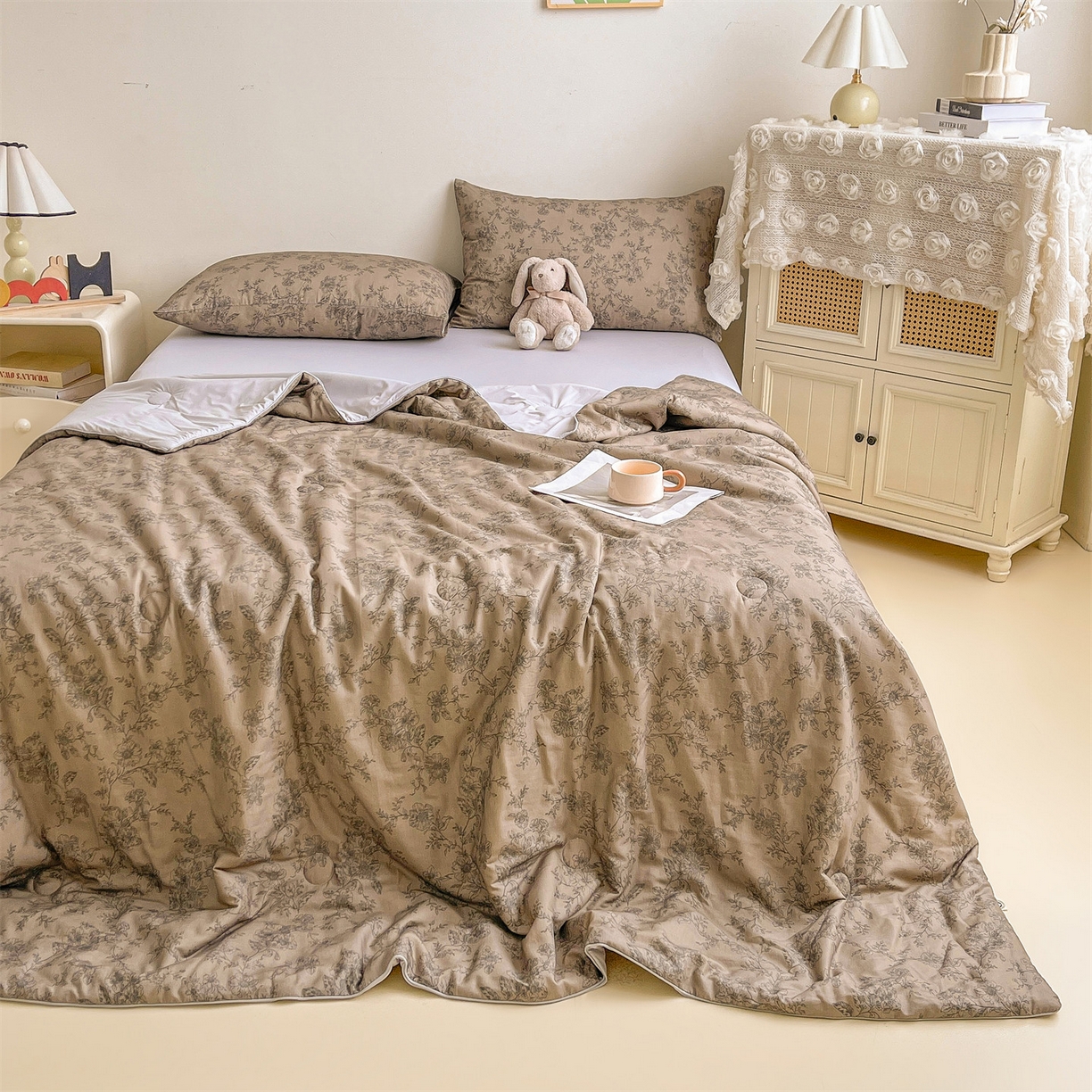 91家纺网 家纺一手货源 找家纺 小禹仔家纺 2026新款A类印花双层纱凉感大豆夏被 素描山樱-咖