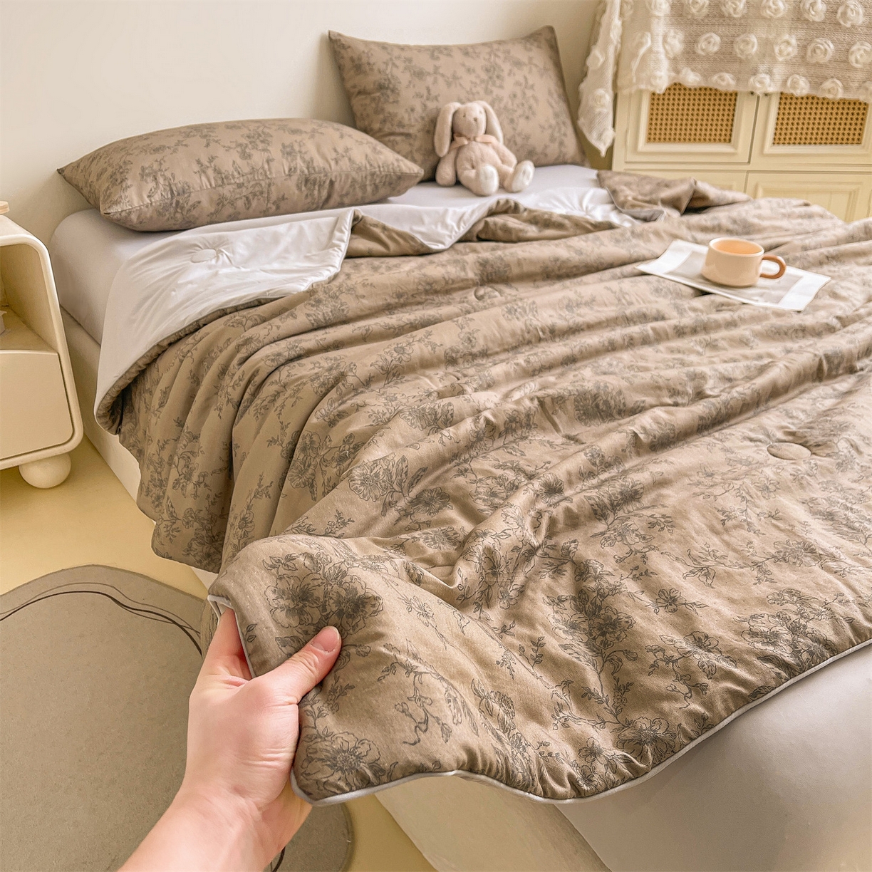 91家纺网 家纺一手货源 找家纺 小禹仔家纺 2026新款A类印花双层纱凉感大豆夏被 素描山樱-咖