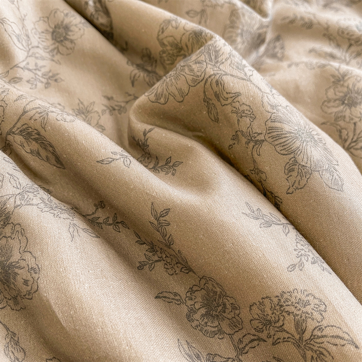 91家纺网 家纺一手货源 找家纺 小禹仔家纺 2026新款A类印花双层纱凉感大豆夏被 素描山樱-咖