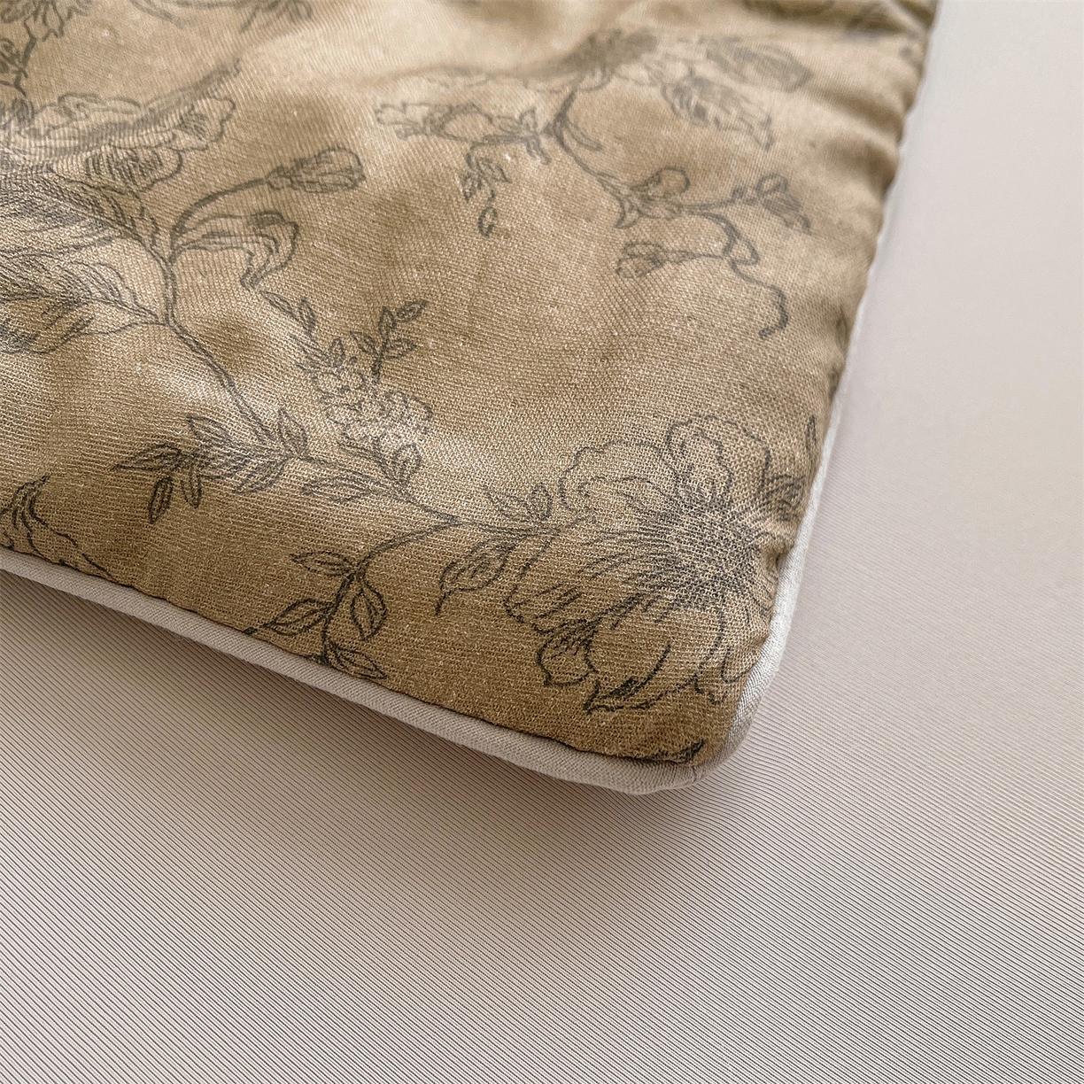 91家纺网 家纺一手货源 找家纺 小禹仔家纺 2026新款A类印花双层纱凉感大豆夏被 素描山樱-咖