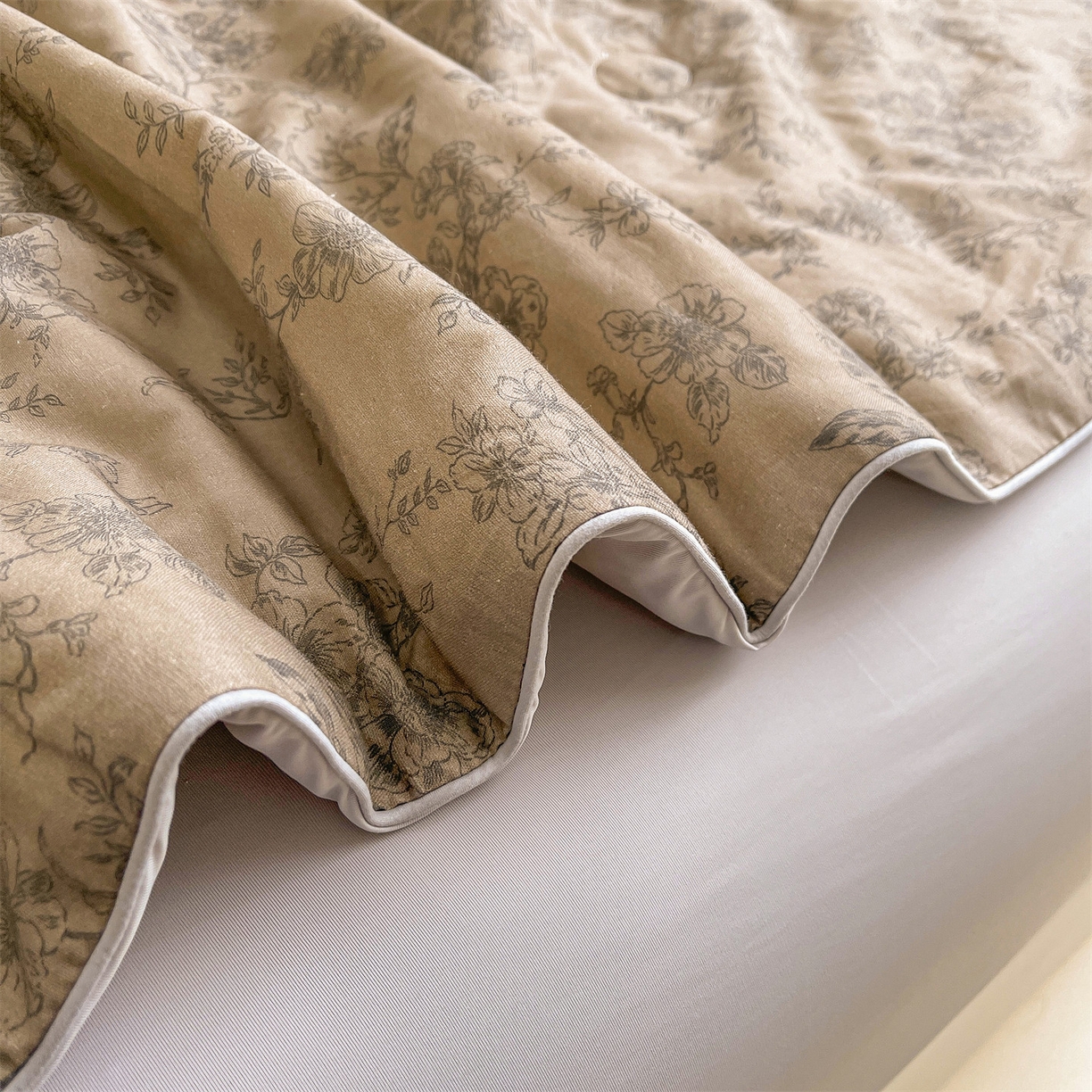 91家纺网 家纺一手货源 找家纺 小禹仔家纺 2026新款A类印花双层纱凉感大豆夏被 素描山樱-咖