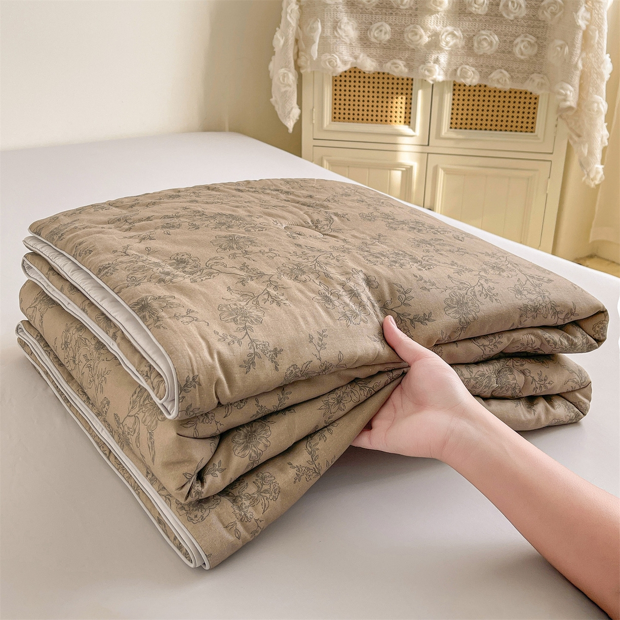 91家纺网 家纺一手货源 找家纺 小禹仔家纺 2026新款A类印花双层纱凉感大豆夏被 素描山樱-咖