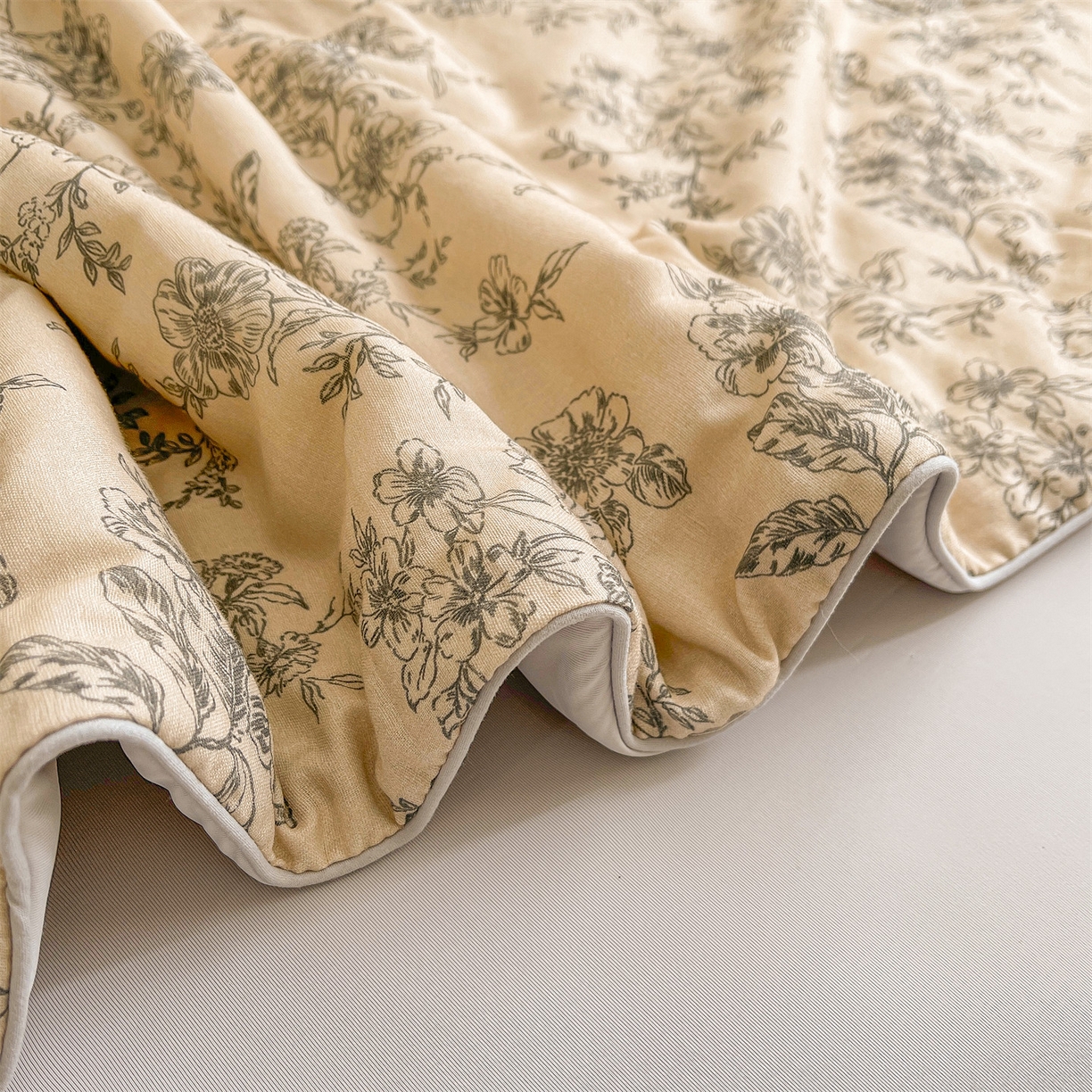 91家纺网 家纺一手货源 找家纺 小禹仔家纺 2026新款A类印花双层纱凉感大豆夏被 素描山樱-米