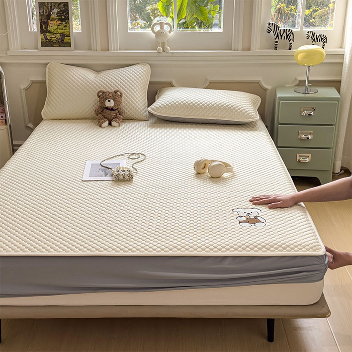 91家纺网 家纺一手货源 找家纺 （总）几禾 2026新款大豆豆刺绣款凉席床笠款-小熊饼干