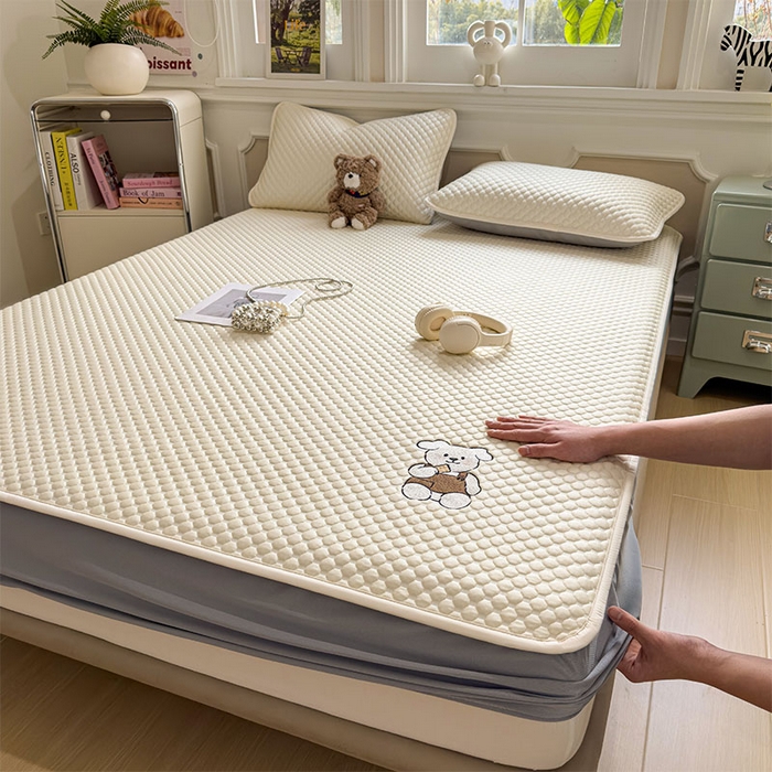 91家纺网 家纺一手货源 找家纺 （总）几禾 2026新款大豆豆刺绣款凉席床笠款-小熊饼干