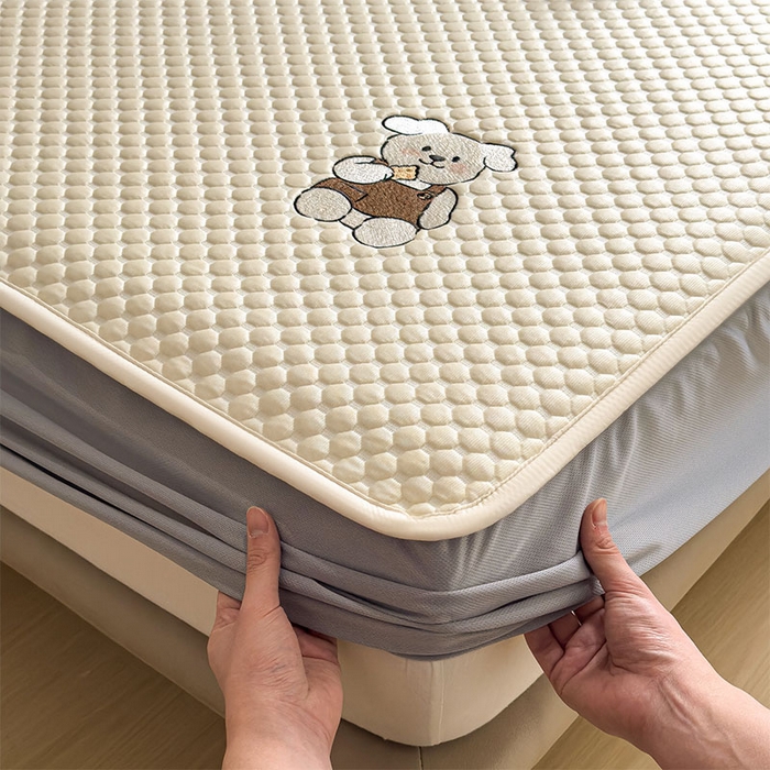 91家纺网 家纺一手货源 找家纺 （总）几禾 2026新款大豆豆刺绣款凉席床笠款-小熊饼干