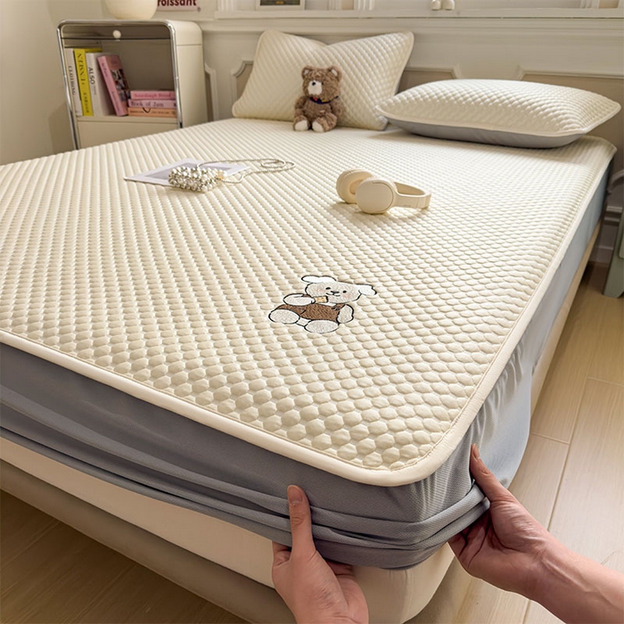 91家纺网 家纺一手货源 找家纺 （总）几禾 2026新款大豆豆刺绣款凉席床笠款-小熊饼干