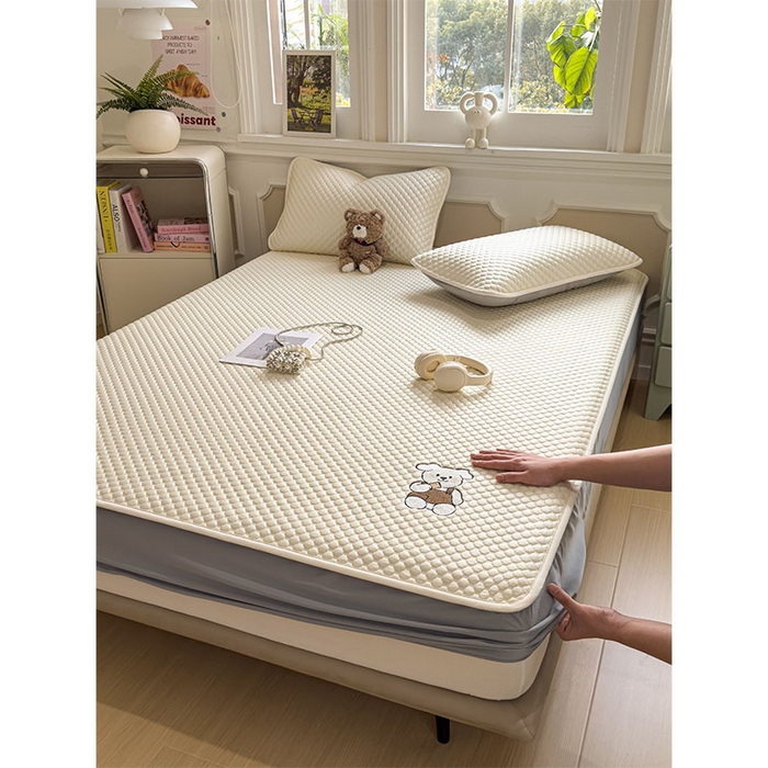 91家纺网 家纺一手货源 找家纺 （总）几禾 2026新款大豆豆刺绣款凉席床笠款-小熊饼干