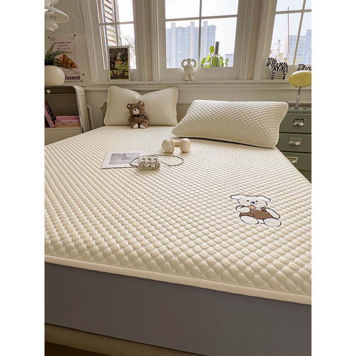 91家纺网 家纺一手货源 找家纺 （总）几禾 2026新款大豆豆刺绣款凉席床笠款-小熊饼干