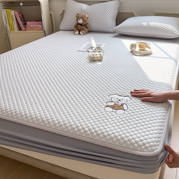 91家纺网 家纺一手货源 找家纺 （总）几禾 2026新款大豆豆刺绣款凉席床笠款-小熊饼干