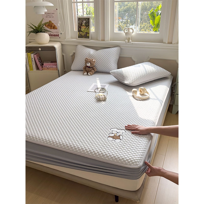 91家纺网 家纺一手货源 找家纺 几禾 2026新款大豆豆刺绣款凉席床笠款-小熊饼干 薇薇蓝-床笠款