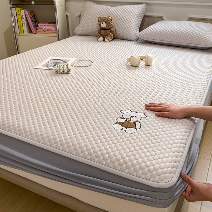 91家纺网 家纺一手货源 找家纺 （总）几禾 2026新款大豆豆刺绣款凉席床笠款-小熊饼干