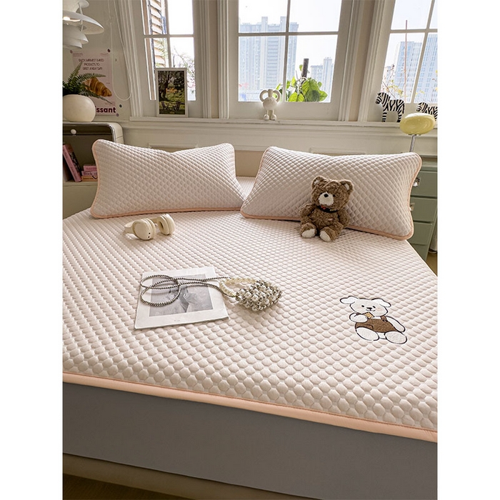 91家纺网 家纺一手货源 找家纺 几禾 2026新款大豆豆刺绣款凉席床笠款-小熊饼干 芭蕾粉-床笠款