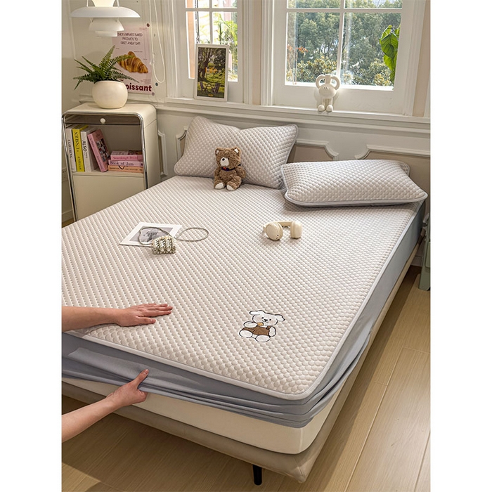 91家纺网 家纺一手货源 找家纺 几禾 2026新款大豆豆刺绣款凉席床笠款-小熊饼干 椰子灰-床笠款