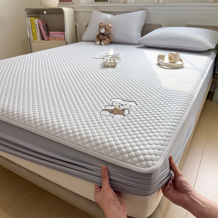 91家纺网 家纺一手货源 找家纺 几禾 2026新款大豆豆刺绣款凉席床笠款-小熊饼干 薇薇蓝-床笠款