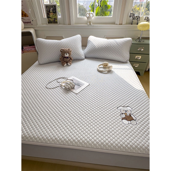 91家纺网 家纺一手货源 找家纺 几禾 2026新款大豆豆刺绣款凉席床笠款-小熊饼干 薇薇蓝-床笠款