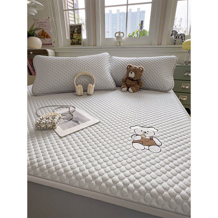 91家纺网 家纺一手货源 找家纺 几禾 2026新款大豆豆刺绣款凉席床笠款-小熊饼干 薇薇蓝-床笠款