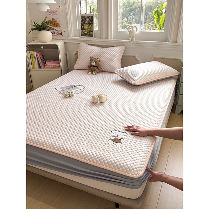 91家纺网 家纺一手货源 找家纺 几禾 2026新款大豆豆刺绣款凉席床笠款-小熊饼干 芭蕾粉-床笠款