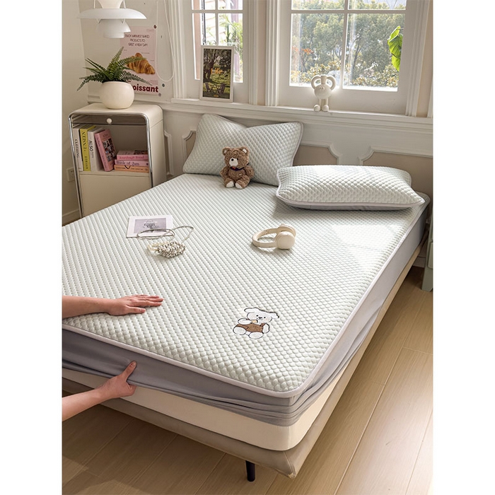 91家纺网 家纺一手货源 找家纺 几禾 2026新款大豆豆刺绣款凉席床笠款-小熊饼干 果绿-床笠款