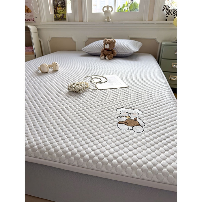 91家纺网 家纺一手货源 找家纺 几禾 2026新款大豆豆刺绣款凉席床笠款-小熊饼干 薇薇蓝-床笠款