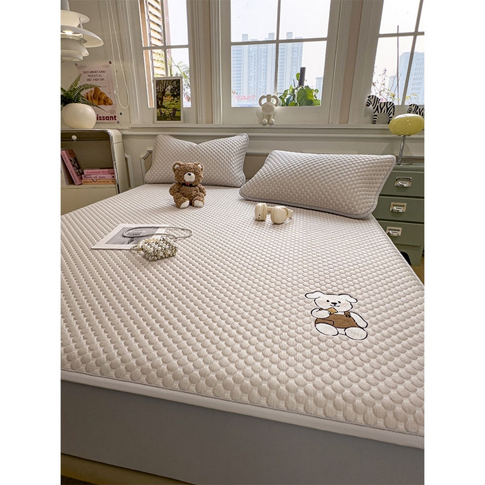 91家纺网 家纺一手货源 找家纺 几禾 2026新款大豆豆刺绣款凉席床笠款-小熊饼干 椰子灰-床笠款