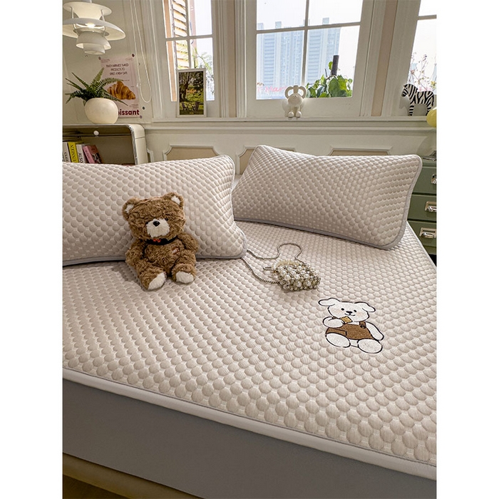 91家纺网 家纺一手货源 找家纺 几禾 2026新款大豆豆刺绣款凉席床笠款-小熊饼干 椰子灰-床笠款