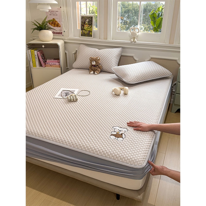 91家纺网 家纺一手货源 找家纺 几禾 2026新款大豆豆刺绣款凉席床笠款-小熊饼干 椰子灰-床笠款