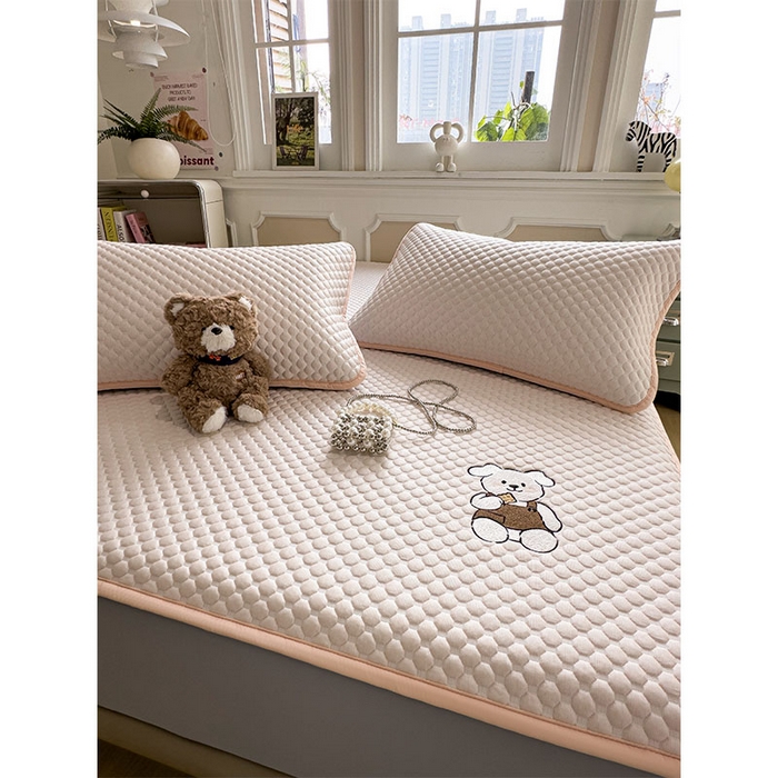 91家纺网 家纺一手货源 找家纺 几禾 2026新款大豆豆刺绣款凉席床笠款-小熊饼干 芭蕾粉-床笠款