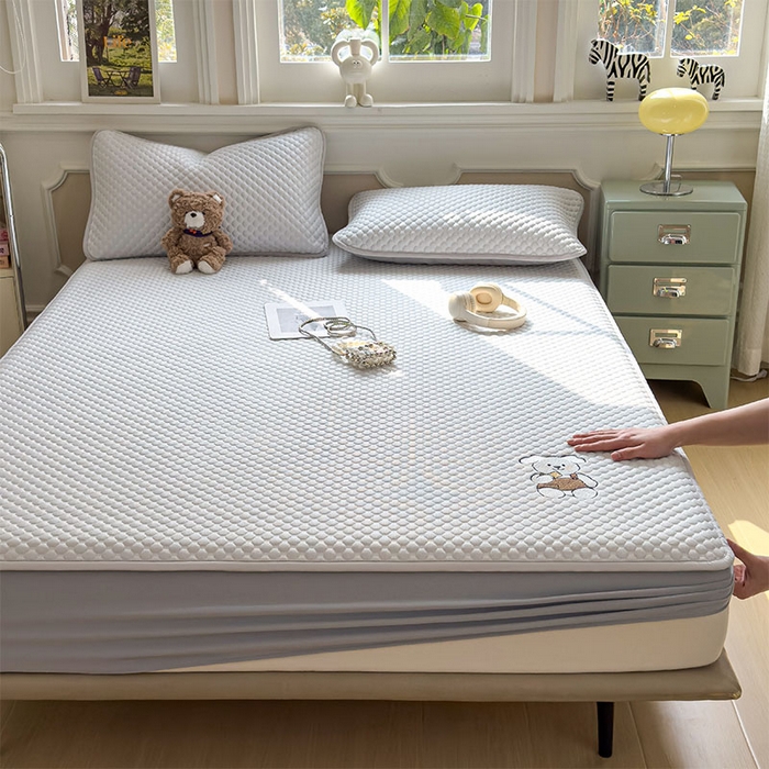 91家纺网 家纺一手货源 找家纺 几禾 2026新款大豆豆刺绣款凉席床笠款-小熊饼干 薇薇蓝-床笠款