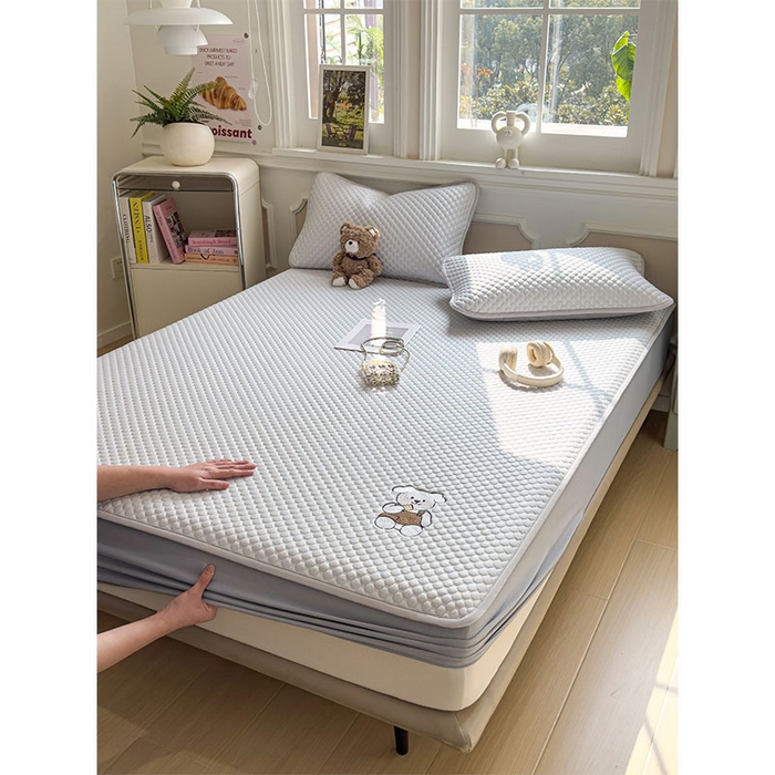 91家纺网 家纺一手货源 找家纺 几禾 2026新款大豆豆刺绣款凉席床笠款-小熊饼干 薇薇蓝-床笠款