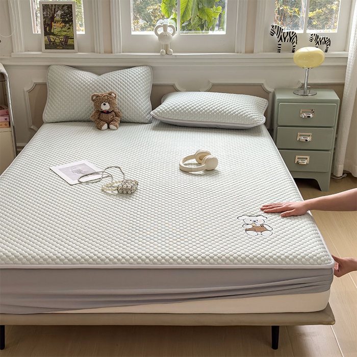 91家纺网 家纺一手货源 找家纺 几禾 2026新款大豆豆刺绣款凉席床笠款-小熊饼干 果绿-床笠款