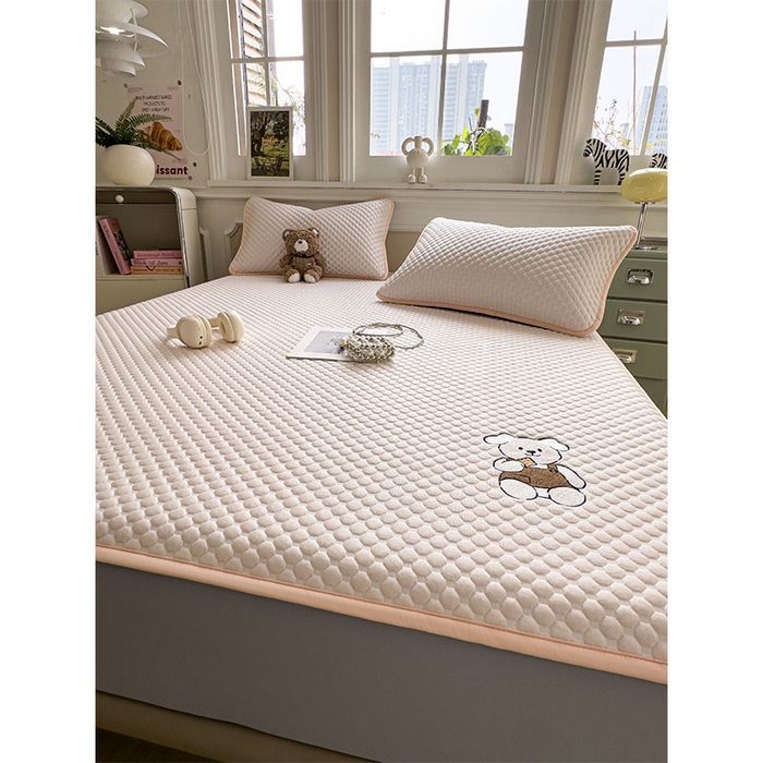 91家纺网 家纺一手货源 找家纺 几禾 2026新款大豆豆刺绣款凉席床笠款-小熊饼干 芭蕾粉-床笠款