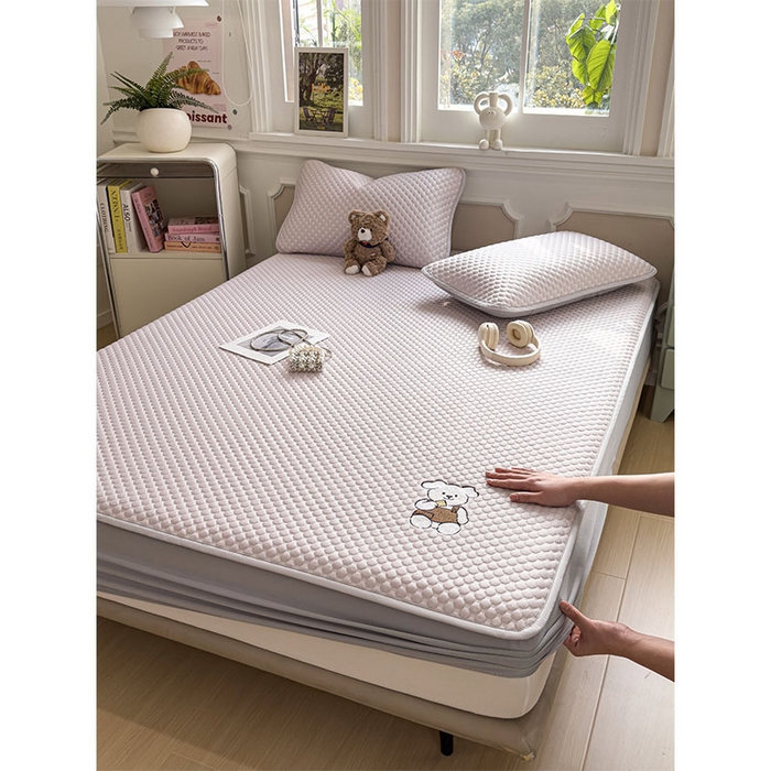 91家纺网 家纺一手货源 找家纺 几禾 2026新款大豆豆刺绣款凉席床笠款-小熊饼干 香芋紫-床笠款