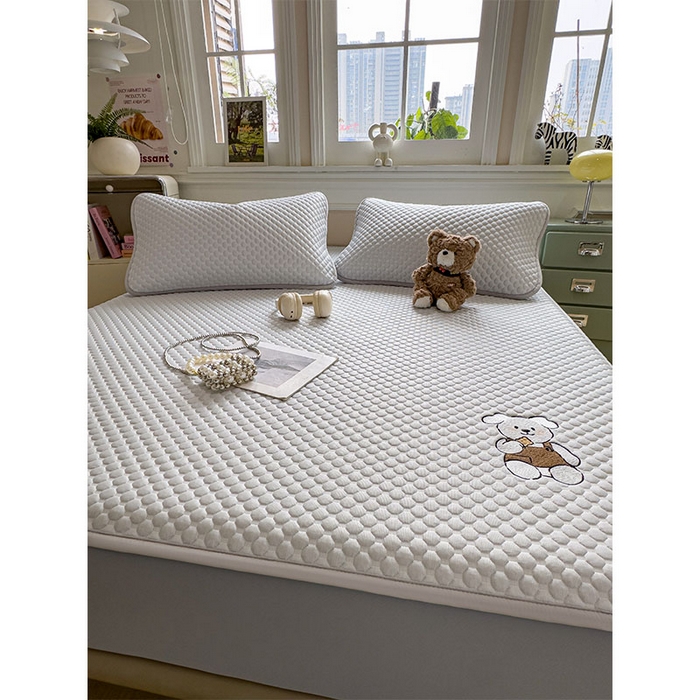 91家纺网 家纺一手货源 找家纺 几禾 2026新款大豆豆刺绣款凉席床笠款-小熊饼干 薇薇蓝-床笠款