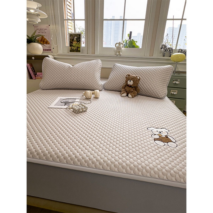 91家纺网 家纺一手货源 找家纺 几禾 2026新款大豆豆刺绣款凉席床笠款-小熊饼干 椰子灰-床笠款