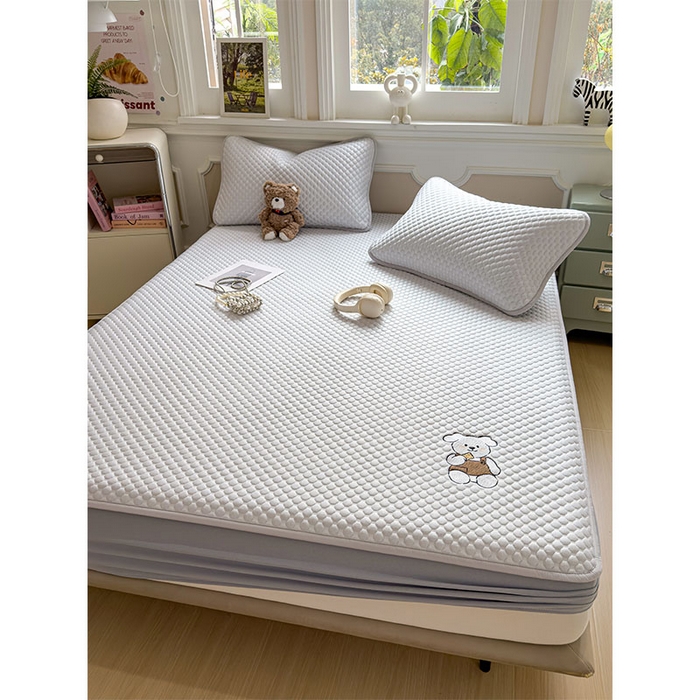 91家纺网 家纺一手货源 找家纺 几禾 2026新款大豆豆刺绣款凉席床笠款-小熊饼干 薇薇蓝-床笠款