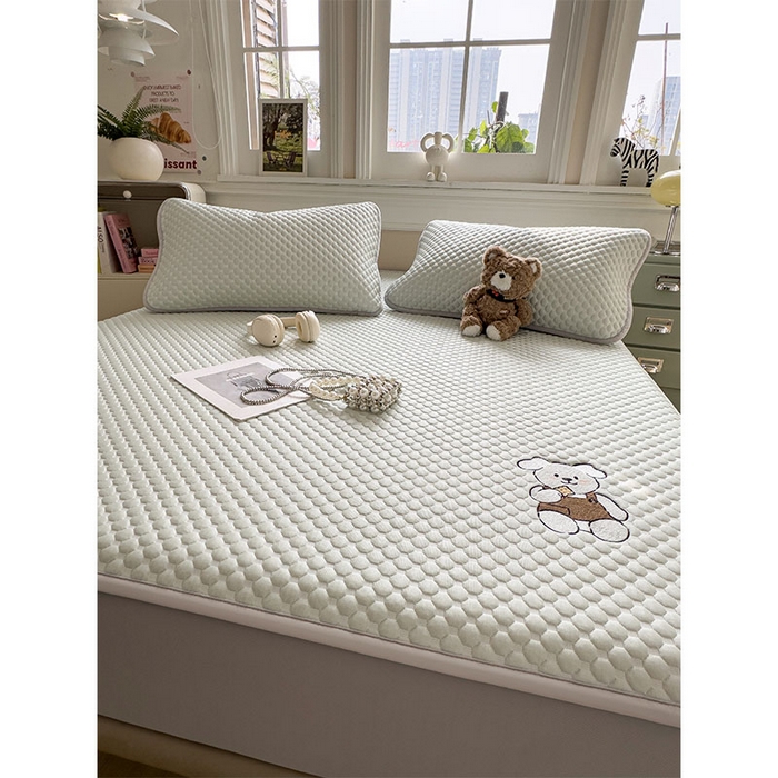 91家纺网 家纺一手货源 找家纺 几禾 2026新款大豆豆刺绣款凉席床笠款-小熊饼干 果绿-床笠款